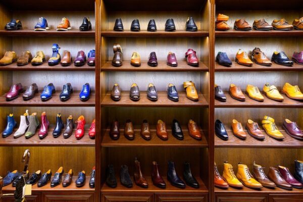 Schoenenkast vol met stijlvolle leren schoenen